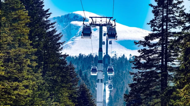 Bursa Teleferik karlı Uludağ manzarası ve teleferik kabinleri