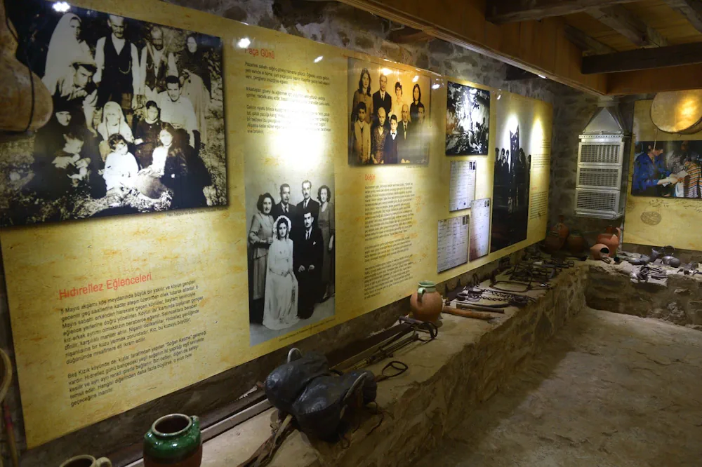 Bursa Cumalıkızık Müzesi sergi panoları ve köy tarihi fotoğrafları