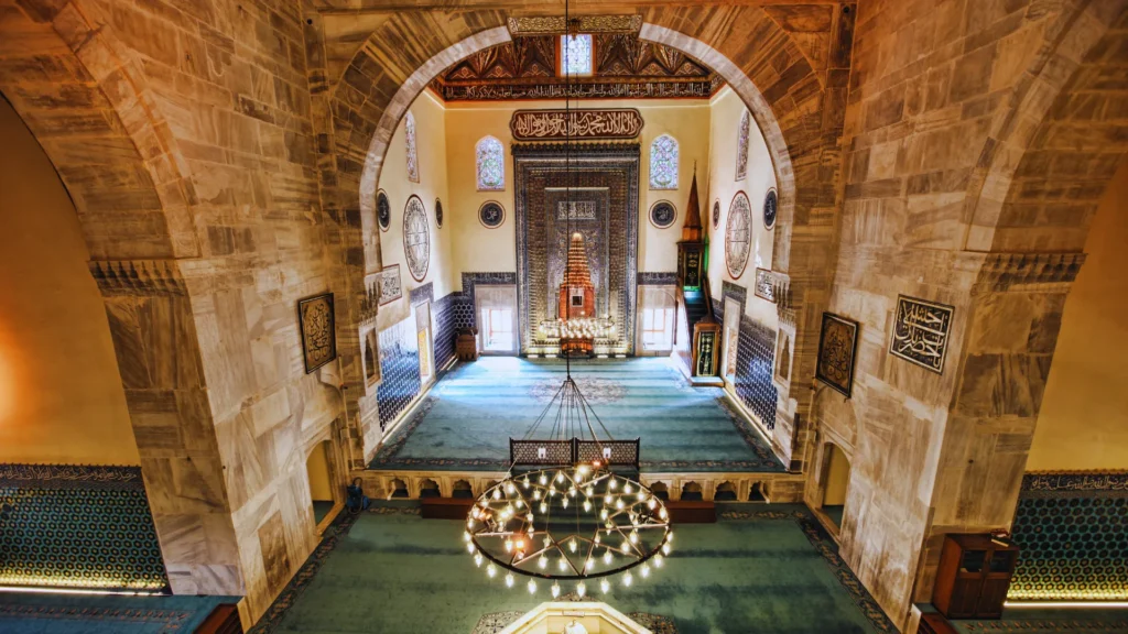 Bursa Yeşil Camii iç mekan mimarisi, çiniler ve mihrap görünümü